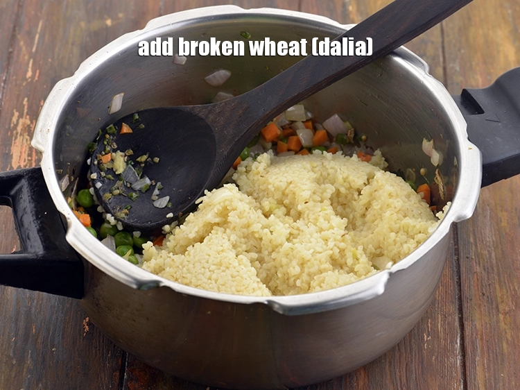 स्टेप 21 – <p><a href="https://www.tarladalal.com/glossary-broken-wheat-dalia-bulgur-wheat-lapsi-fada-hindi-426i"><u>दलिया (broken wheat (dalia)</u></a><span style="background-color:rgb(255,255,255);color:rgb(0,0,0);"> को प्रेशर कुकर में …