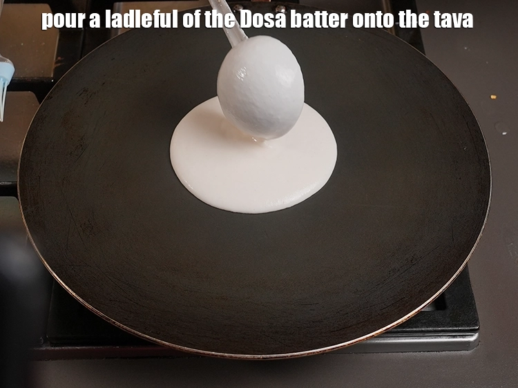 स्टेप 11 – <p><span style="background-color:rgb(255,255,255);color:rgb(0,0,0);">तवे पर </span><strong>क्रिस्पी पेपर डोसा</strong><span style="background-color:rgb(255,255,255);color:rgb(0,0,0);"> का १ कलछी …