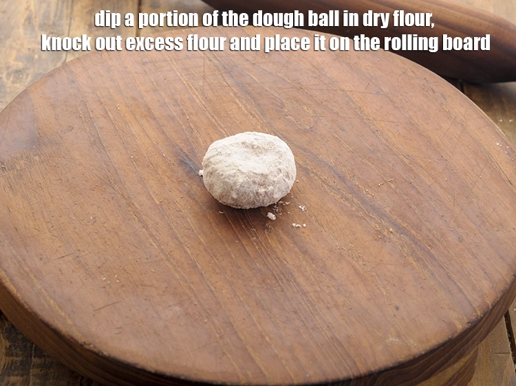 स्टेप 13 – <p>घर पर गुजराती <strong>मेथी थेपला</strong> तैयार करने के लिए, सूखे …