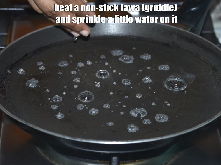 स्टेप 19 – <p><strong>झटपट रवा डोसा</strong>&nbsp;तैयार करने के लिए, एक नॉन-स्टिक तवा गरम …