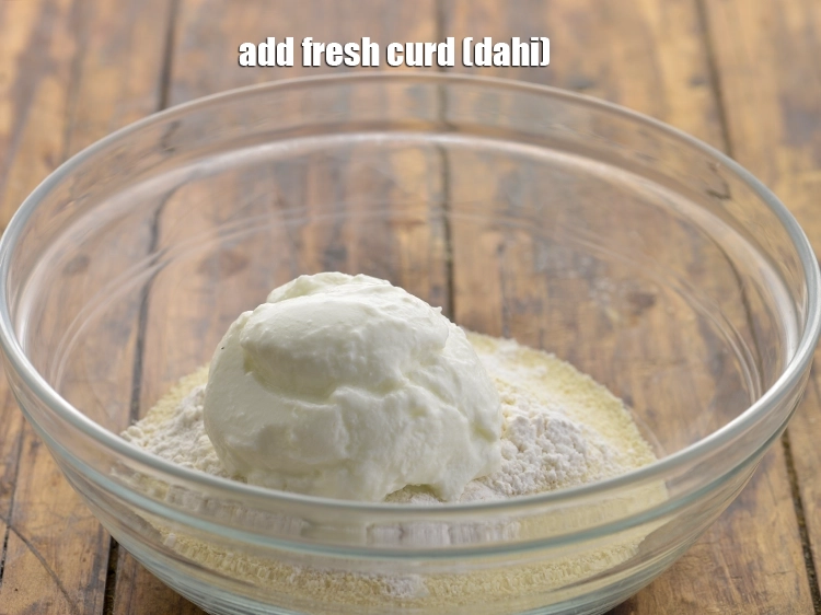 स्टेप 8 – <p><span style="background-color:rgb(255,255,255);color:rgb(0,0,0);">1/2 कप </span><a href="https://www.tarladalal.com/glossary-curd-dahi-yogurt-yoghurt-hindi-383i"><u>दही (curd, dahi)</u></a> डालें। हमने&nbsp;<a href=""><strong>घर …