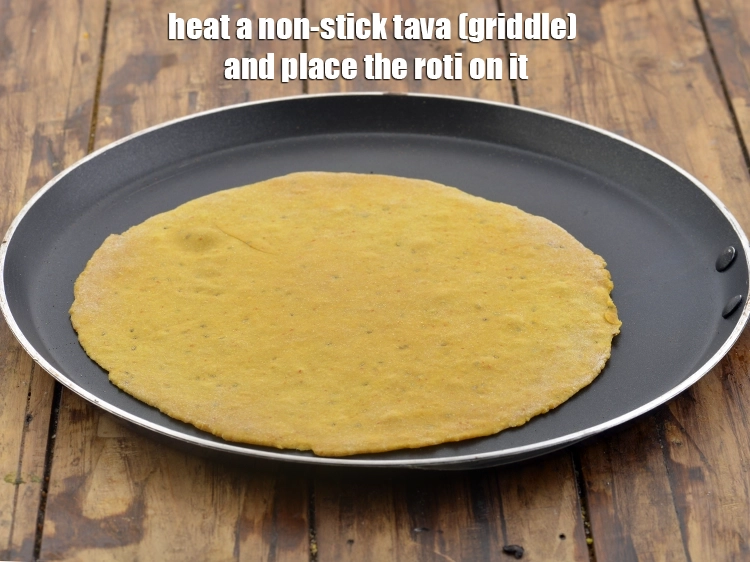 स्टेप 14 – <p>एक नॉन-स्टिक तवा गरम करें और उस पर रोटी रखें।</p>