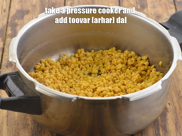 स्टेप 20 – <p>प्रेशर कुकर में <a href="https://www.tarladalal.com/glossary-toovar-dal-arhar-dal-toor-dal-split-pigeon-peas-tur-dal-hindi-955i"><u>अरहर/तुअर दाल (toovar dal, arhar)</u></a> डालें।</p>