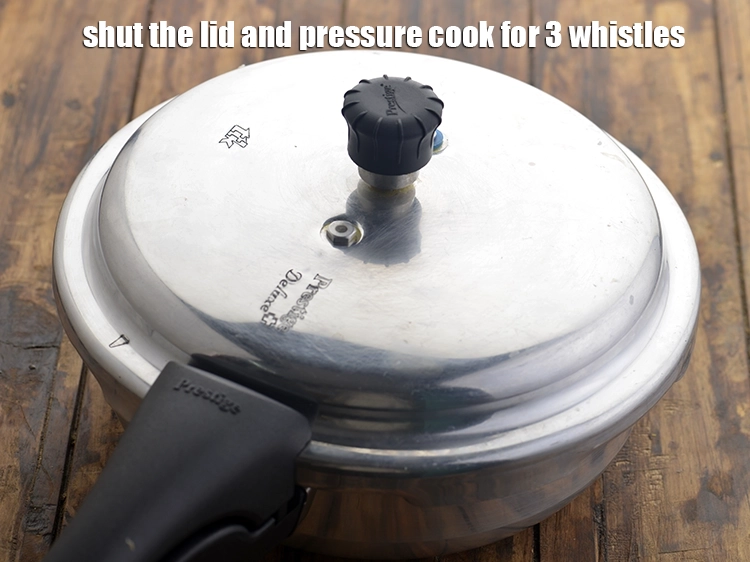 स्टेप 22 – <p>ढक्कन बंद करें और 3 सीटी के लिए प्रेशर कुक …