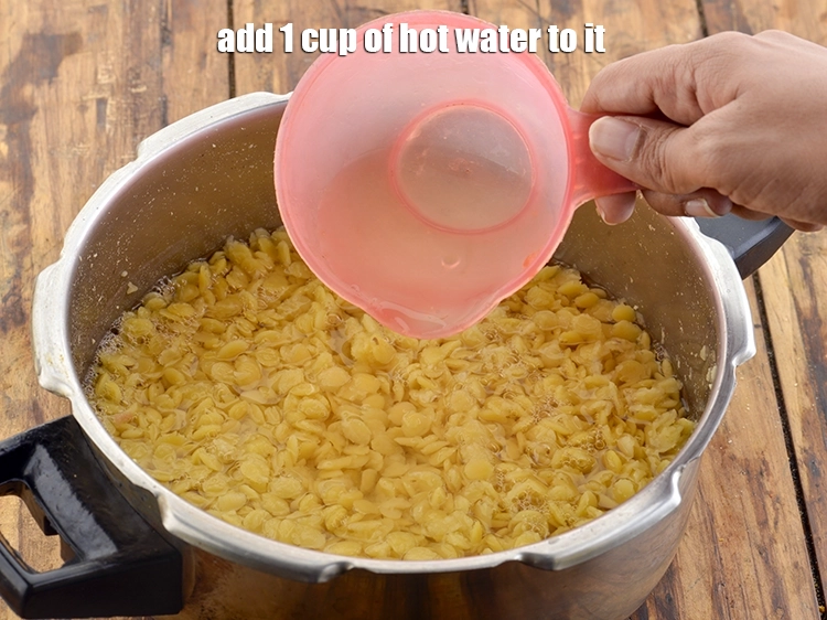 स्टेप 24 – <p><span style="background-color:rgb(255,255,255);color:rgb(0,0,0);">इसमें १ कप गरम पानी डालें।</span></p>