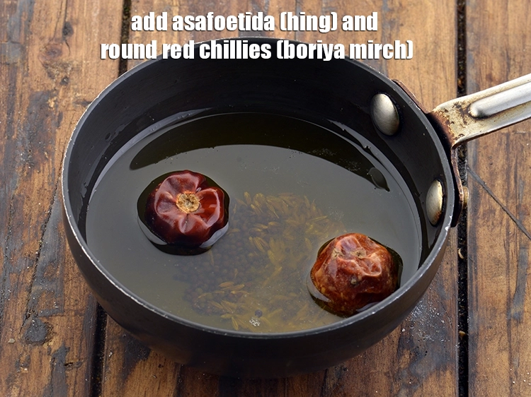 स्टेप 40 – <p>जब बीज चटकने लगे, <span style="background-color:rgb(255,255,255);color:rgb(0,0,0);">1/4 टी-स्पून </span><a href="https://www.tarladalal.com/glossary-asafoetida-hing-hindi-113i"><u>हींग (asafoetida, …