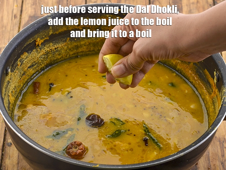 स्टेप 44 – <p><strong>दाल ढोकली</strong> को परोसने से ठीक पहले, <a href="https://www.tarladalal.com/glossary-lemon-nimbu-hindi-428i#ing_2754"><u>नींबू का …