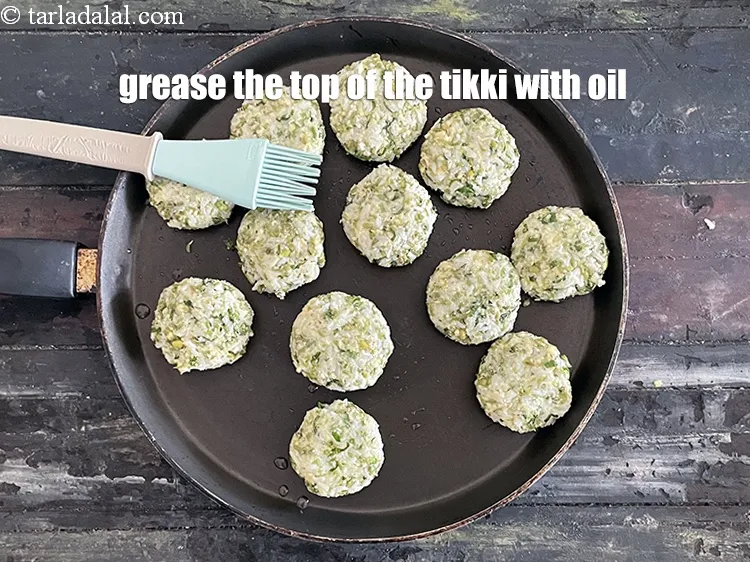 स्टेप 16 – <p>टिक्की के ऊपरी हिस्से को चिकना करें।</p>