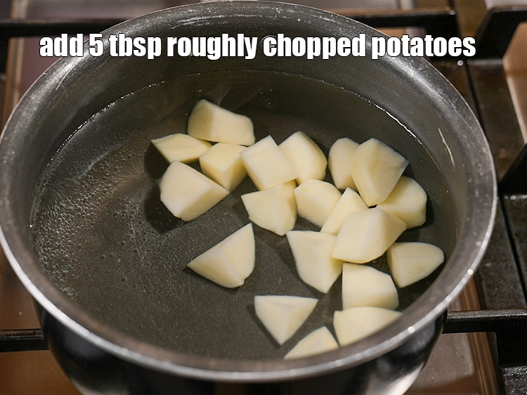 स्टेप 22 – <p>५ टेबल-स्पून मोटा <a href="">कटा हुआ आलू</a> डालें।</p>