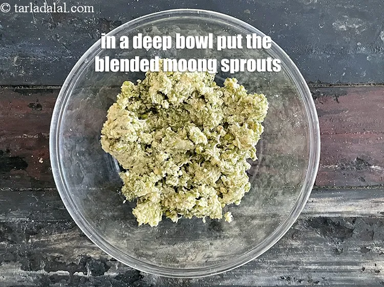 स्टेप 3 – <p>एक गहरे बाउल में मिश्रित अंकुरित मूंग डालें।</p>