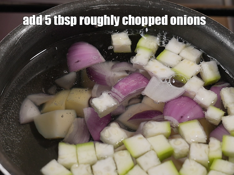 स्टेप 24 – <p>५ टेबल-स्पून मोटा <a href="">कटा हुआ प्याज</a> डालें।</p>