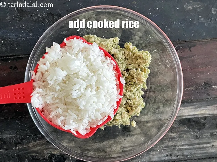 स्टेप 4 – <p><span style="background-color:rgb(255,255,255);color:rgb(0,0,0);">1 कप </span><a href="https://www.tarladalal.com/glossary-rice-chawal-hindi-533i#ing_2893"><u>भिगोया और पकाया हुआ चावल</u></a> डालें।</p>