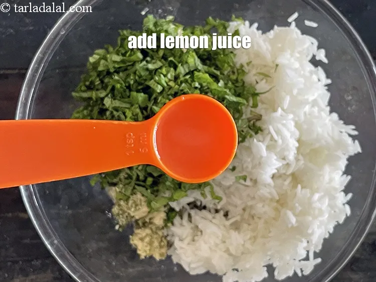 स्टेप 7 – <p><span style="background-color:rgb(255,255,255);color:rgb(0,0,0);">2 टी-स्पून </span><a href="https://www.tarladalal.com/glossary-lemon-nimbu-hindi-428i#ing_2754"><u>नींबू का रस (lemon juice)</u></a> डालें।</p>