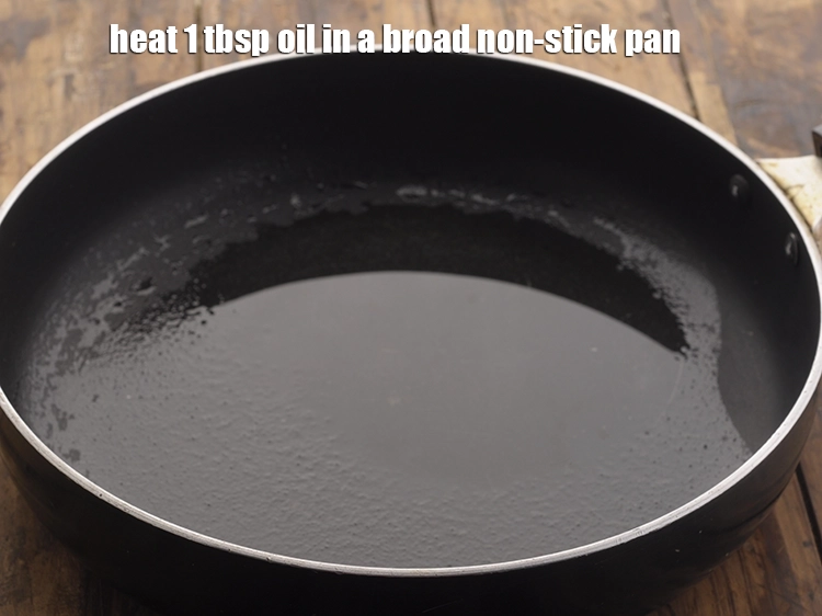 स्टेप 13 – <p>एक चौड़े नॉन-स्टिक पैन में <a href="https://www.tarladalal.com/glossary-oil-hindi-671i"><u>तेल ( oil )</u></a> …