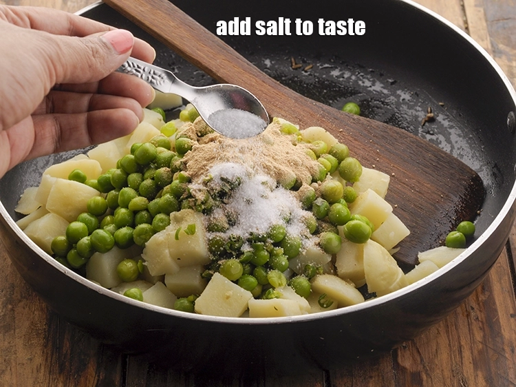 स्टेप 19 – <p><a href="https://www.tarladalal.com/glossary-salt-namak-table-salt-hindi-418i"><u>नमक (salt) </u></a><span style="background-color:rgb(255,255,255);color:rgb(0,0,0);">, स्वादअनुसार</span> डालें।</p>