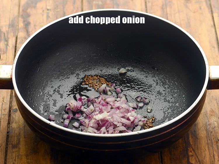 स्टेप 13 – <p><span style="background-color:rgb(255,255,255);color:rgb(0,0,0);">जब जीरा चटकने लगे, तब 1/4 कप </span><a href="https://www.tarladalal.com/glossary-onions-pyaz-pyaaz-kanda-hindi-548i#ing_2327"><u>कटा …