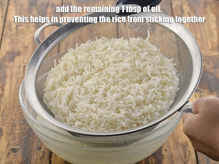 स्टेप 11 – <p>बचा हुआ 1 टेबल-स्पून <a href="https://www.tarladalal.com/glossary-oil-hindi-671i"><u>तेल ( oil )</u></a> डालें। …