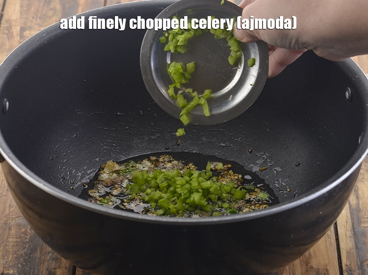 स्टेप 17 – <p>इसके अलावा, १ टेबल-स्पून&nbsp;बारीक&nbsp;<a href="https://www.tarladalal.com/vegetable-fried-rice--easy-chinese-cooking--hindi-4165r"><u>कटा हुआ अजमोदा</u></a>&nbsp;भी डालें। यह इंडो-चाइनीज …