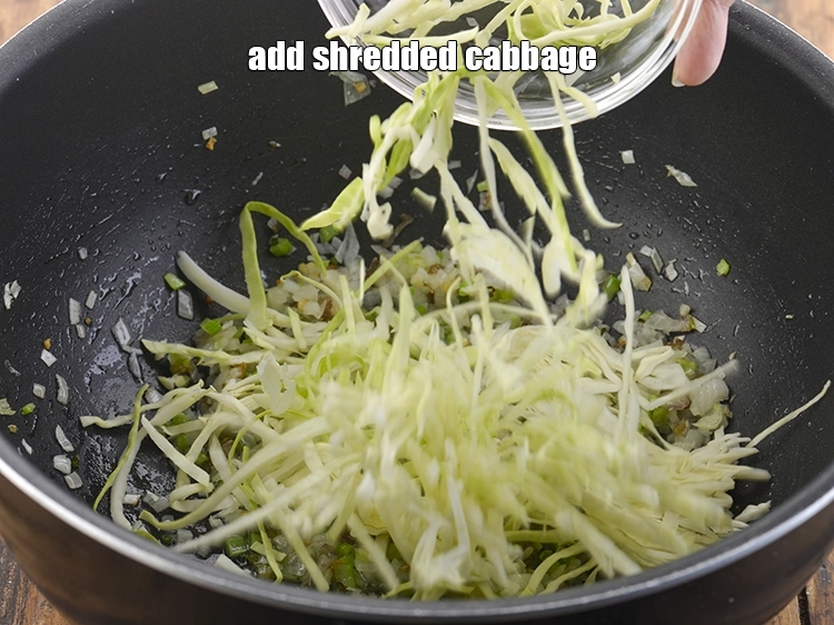 स्टेप 20 – <p>१/२ कप&nbsp;<a href="https://www.tarladalal.com/vegetable-fried-rice--easy-chinese-cooking--hindi-4165r"><u>कटी पत्तागोभी</u></a>&nbsp;डालें।</p>