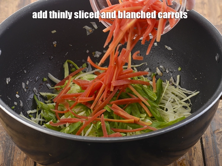 स्टेप 22 – <p>१/२ कप&nbsp;<a href="https://www.tarladalal.com/vegetable-fried-rice--easy-chinese-cooking--hindi-4165r"><u>पतली कटी और ब्लांच की हुई गाजर</u></a>&nbsp;डालें। आप …