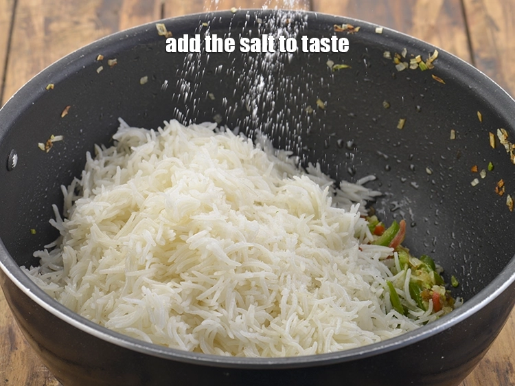 स्टेप 26 – <p>स्वादानुसार <a href="https://www.tarladalal.com/glossary-salt-namak-table-salt-hindi-418i"><u>नमक (salt)</u></a> डालें। चूँकि हमने चावल पकाते समय …