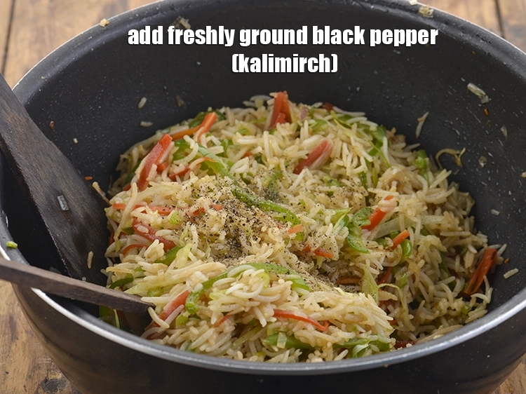 स्टेप 29 – <p>१/२ टी-स्पून&nbsp;<a href="https://www.tarladalal.com/vegetable-fried-rice--easy-chinese-cooking--hindi-4165r"><u>ताज़ी पिसी हुई काली मिर्च</u></a>र डालें, अच्छी तरह …