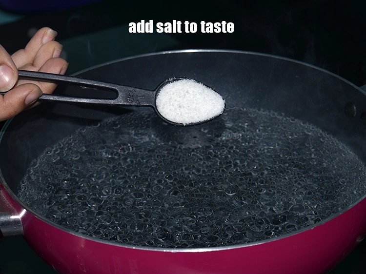 स्टेप 5 – <p>स्वादानुसार <a href="https://www.tarladalal.com/glossary-salt-namak-table-salt-hindi-418i"><u>नमक (salt)</u></a> डालें।</p>