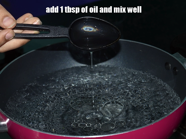 स्टेप 6 – <p>इसके अलावा, 1 टेबल-स्पून <a href="https://www.tarladalal.com/glossary-oil-hindi-671i"><u>तेल ( oil )</u></a> डालें …
