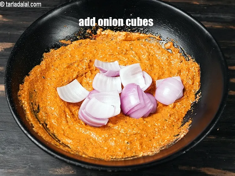 स्टेप 14 – <p>½ कप <a href="https://www.tarladalal.com/glossary-onions-pyaz-pyaaz-kanda-hindi-548i#ing_2335"><u>प्याज़ के टुकड़े</u></a> डालें।</p>