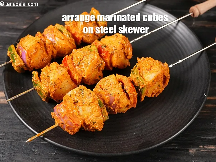 स्टेप 23 – <p>अब मैरीनेट किए हुए प्याज के टुकड़े, टमाटर के टुकड़े, …