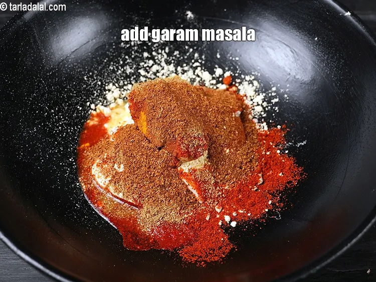 स्टेप 8 – <p><span style="background-color:rgb(255,255,255);color:rgb(0,0,0);">1 टी-स्पून </span><a href="https://www.tarladalal.com/glossary-garam-masala-hindi-296i"><u>गरम मसाला (garam masala)</u></a> डालें।</p>