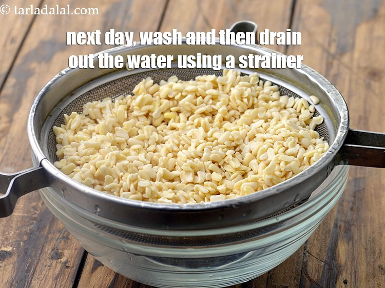स्टेप 6 – <p>अगले दिन,&nbsp;<i><u>धो लें और फिर छलनी से पानी निकाल दें।&nbsp;</u></i></p>