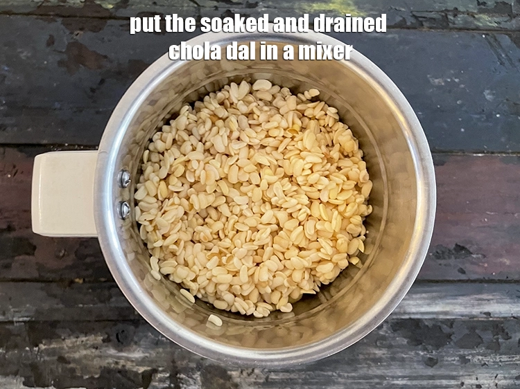 स्टेप 7 – <p><strong>छोला दाल ढोकला</strong>&nbsp;के घोल के लिए&nbsp;, भीगी हुई और छानी …