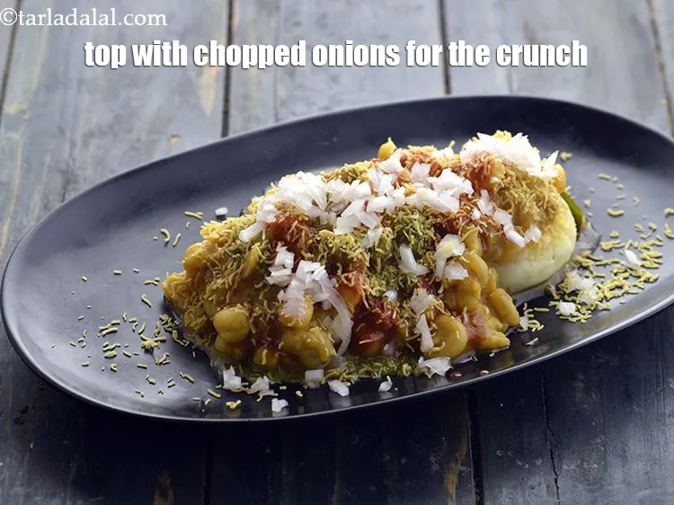 स्टेप 52 – <p>कुरकुरापन के लिए ऊपर से 2 टेबल-स्पून बारीक कटा हुआ …