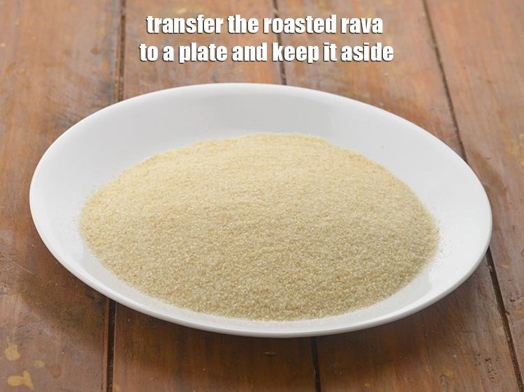 स्टेप 3 – <p>भुने हुए रवा को एक प्लेट में डालें और उसे …