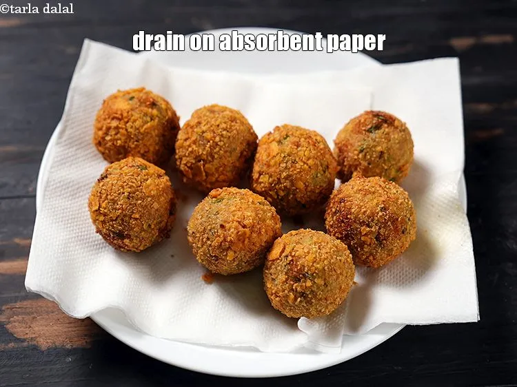 स्टेप 20 – <p><span style="background-color:rgb(255,255,255);color:rgb(0,0,0);">अब इन्हें अब्सॉर्बेंट पेपर पर निकाल लें।</span></p>