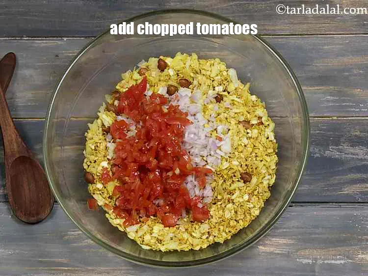 स्टेप 12 – <p>साथ ही, बारीक कटा हुआ <span style="background-color:rgb(255,255,255);color:rgb(0,0,0);">1/4 कप </span><a href="https://www.tarladalal.com/glossary-tomatoes-tamatar-hindi-639i#ing_2361"><u>कटा …