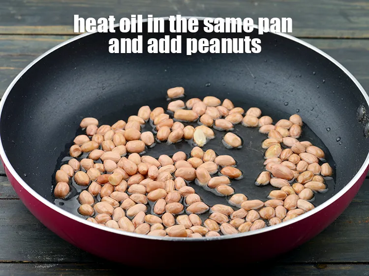 स्टेप 4 – <p>उसी चौड़े नॉन-स्टिक पैन में <span style="background-color:rgb(255,255,255);color:rgb(0,0,0);">2 टेबल-स्पून </span><a href="https://www.tarladalal.com/glossary-oil-hindi-671i"><u>तेल …