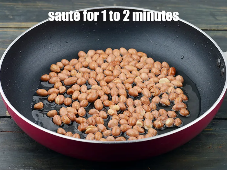 स्टेप 5 – <p>मध्यम आँच पर १ से २ मिनट के लिए भून …