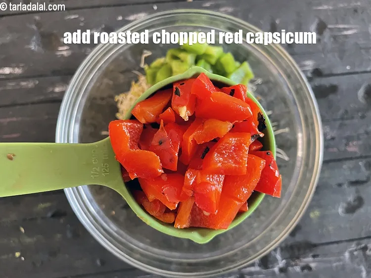 स्टेप 24 – <p>1/4 कप भुनी हुई लाल शिमला मिर्च (बेल पेपर) डालें।</p>