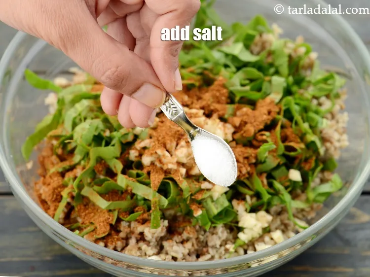 स्टेप 17 – <p>स्वादानुसार <a href="https://www.tarladalal.com/glossary-salt-namak-table-salt-hindi-418i"><u>नमक (salt)</u></a> डालें।</p>