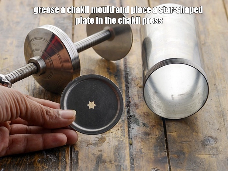 स्टेप 10 – <p>चकली के साँचे को चिकना कर लें और चकली प्रेस …