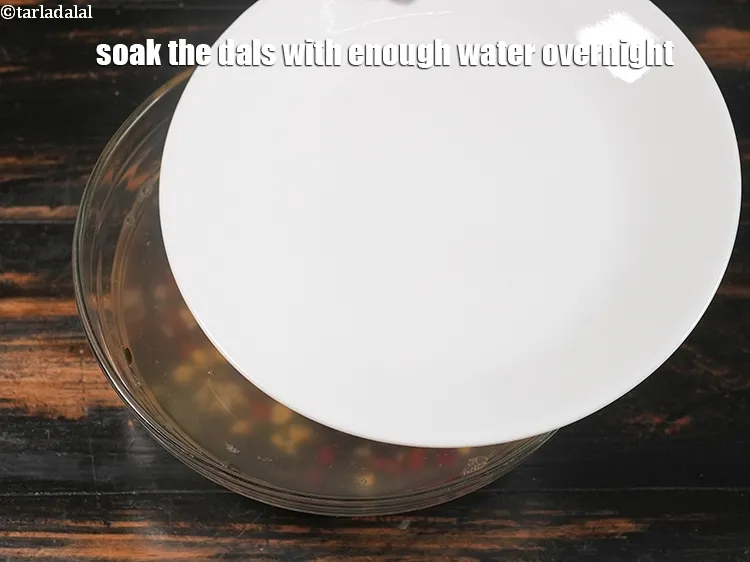 स्टेप 4 – <p>दालों को साफ करें, धोएँ और रात भर पर्याप्त पानी …
