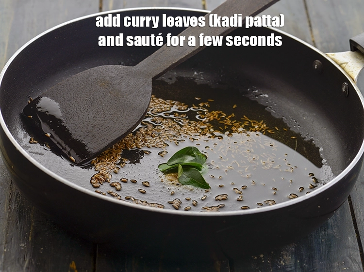 स्टेप 23 – <p><span style="background-color:rgb(255,255,255);color:rgb(0,0,0);">3 to 4 </span><a href="https://www.tarladalal.com/glossary-curry-leaves-kadi-patta-kadipatta-hindi-388i"><u>करी पत्ते (curry leaves)</u></a> डालें …