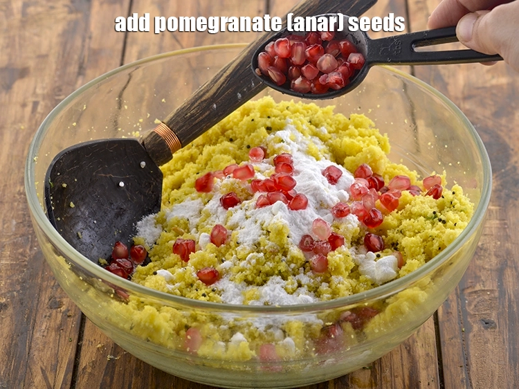 स्टेप 8 – <p><span style="background-color:rgb(255,255,255);color:rgb(0,0,0);">2 टेबल-स्पून </span><a href="https://www.tarladalal.com/glossary-pomegranate-anar-hindi-587i"><u>अनार (pomegranate (anar)</u></a> के दाने डालें।</p>