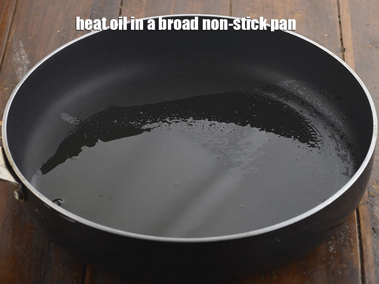 स्टेप 1 – <p><span style="background-color:rgb(255,255,255);color:rgb(0,0,0);">एक चौड़े नॉन-स्टिक पॅन में 1 टी-स्पून </span><a href="https://www.tarladalal.com/glossary-oil-hindi-671i"><u>तेल …