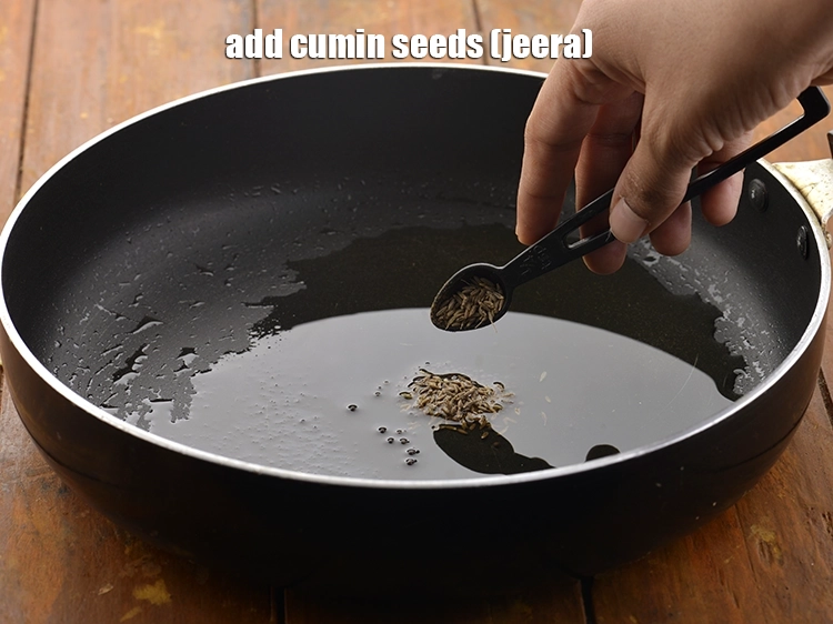 स्टेप 5 – <p><a href="https://www.tarladalal.com/glossary-cumin-seeds-jeera-zeera-hindi-381i">शाहज़ीरा</a> डालें।</p>