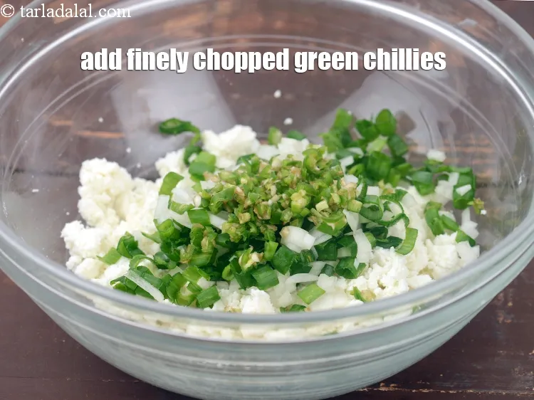 स्टेप 3 – <p><span style="background-color:rgb(255,255,255);color:rgb(0,0,0);">21/2 टी-स्पून बारीक </span><a href="https://www.tarladalal.com/glossary-green-chillies-hari-mirch-hindi-331i#ing_2388"><u>कटी हुई हरी मिर्च (chopped …