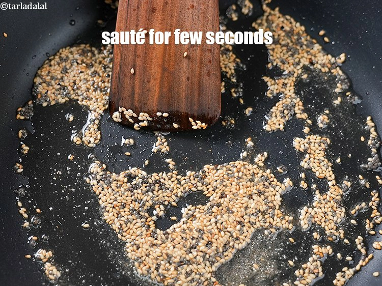 स्टेप 21 – <p>मध्यम आंच पर ३० सेकंड के लिए भून लें।</p>