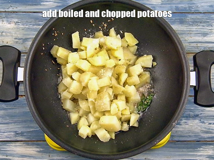 स्टेप 12 – <p><span style="background-color:rgb(255,255,255);color:rgb(0,0,0);">4 कप </span><a href="https://www.tarladalal.com/glossary-potatoes-aloo-alu-batata-hindi-710i#ing_2540"><u>उबाले और कटे हुए आलू (boiled …